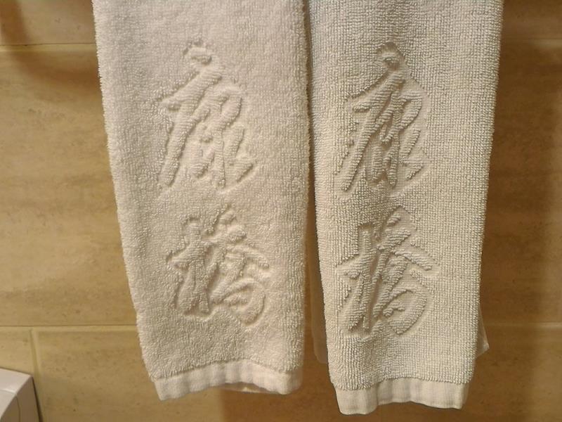 盥洗用的毛巾上有康橋的商標