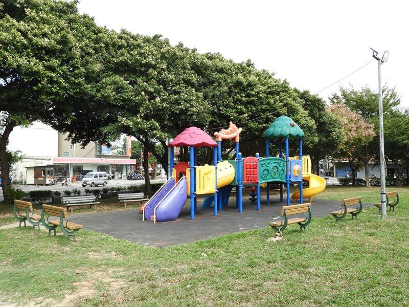 原本的公園兒童設施也保留