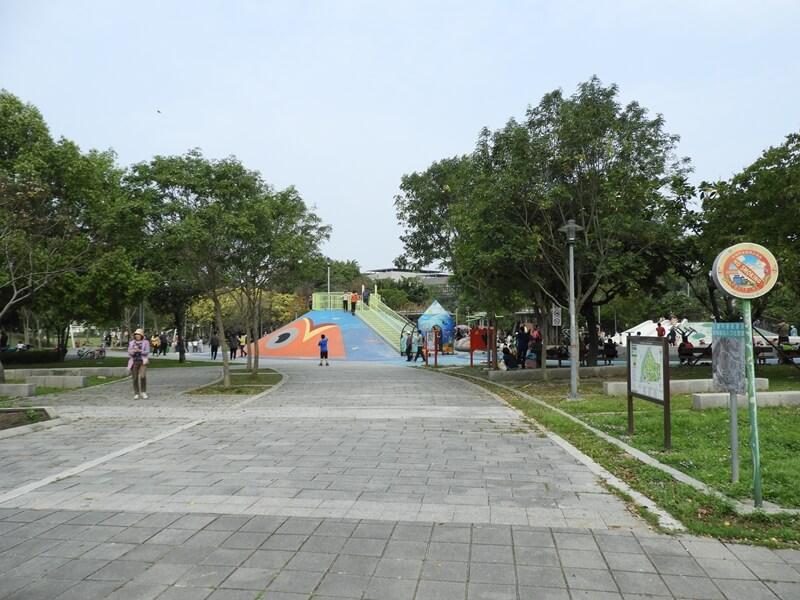 前進全新打造的新勢公園兒童遊戲區