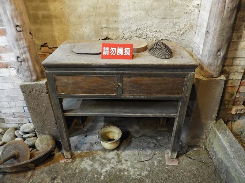 百年石頭屋內的木桌