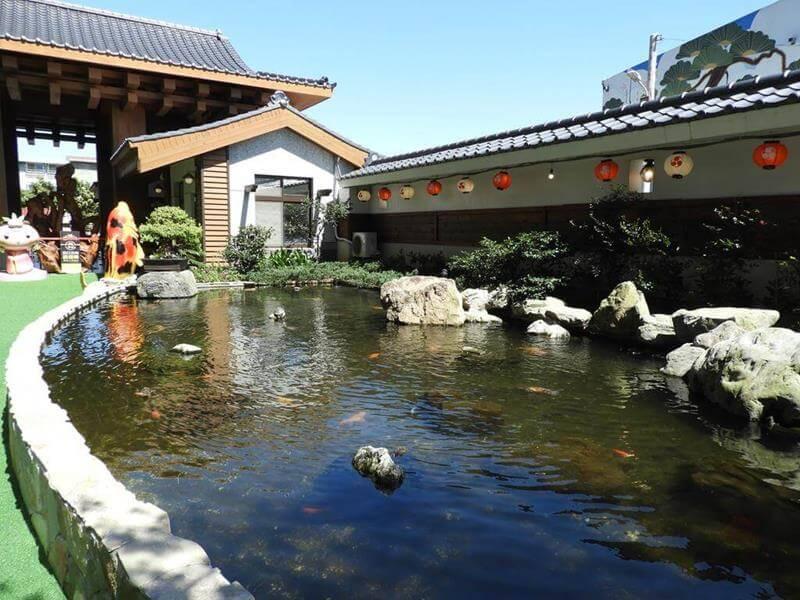 有一個日系庭院常見的魚池