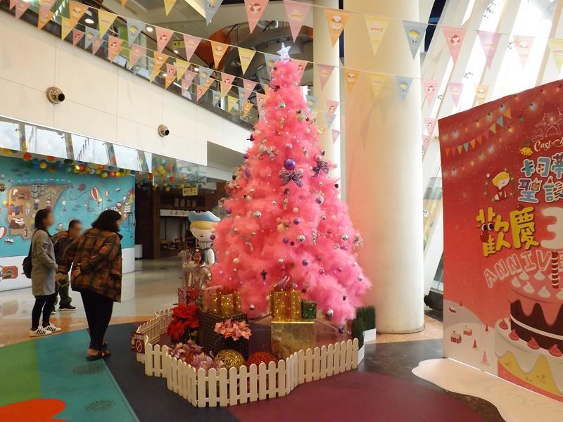 卡司‧蒂菈樂園也擺出了這棵粉紅色的聖誕樹
