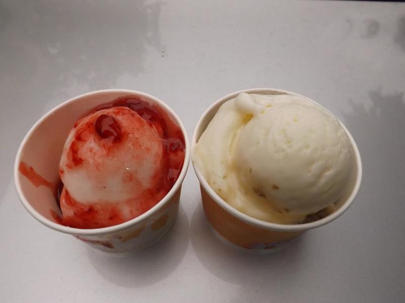草莓牛奶冰以及綠豆沙牛奶冰