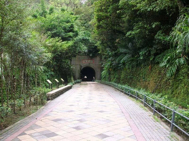 前方就是舊百吉隧道入口