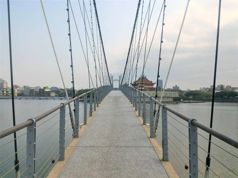 全新的龍潭大池觀光吊橋很好走
