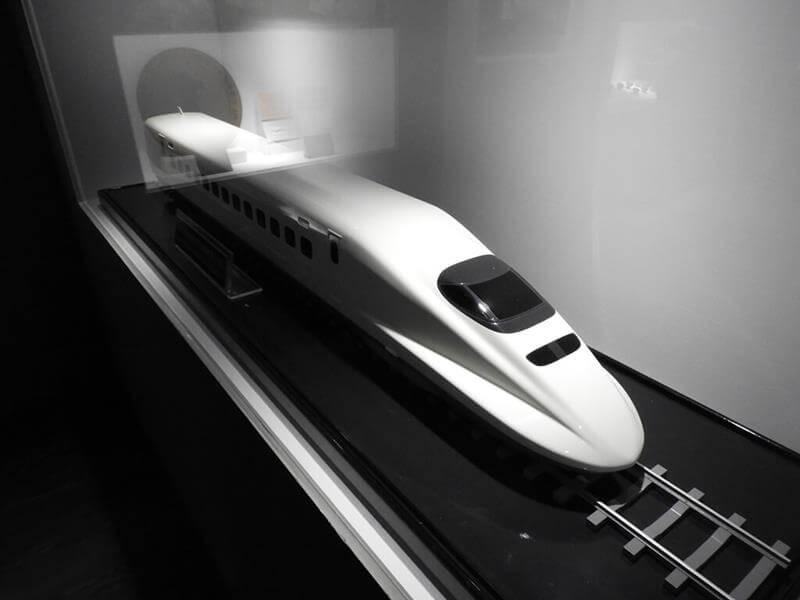 素色的台灣高鐵列車模型
