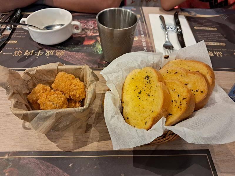 前菜的酥炸魚柳條與蒜香麵包