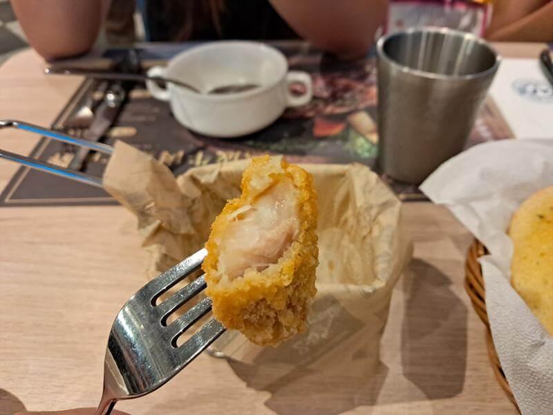 剛炸起來很燙口，口感外比酥脆，魚肉滑嫩好吃