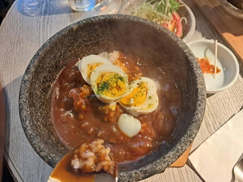 這是我們點的咖哩石鍋拌飯