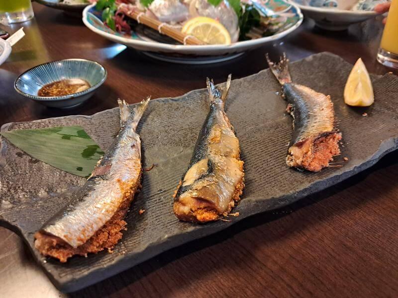 さかな市場筑紫口店的烤秋刀魚