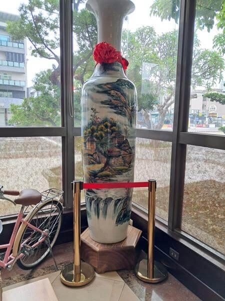 這個超巨大花瓶似乎也很昂貴