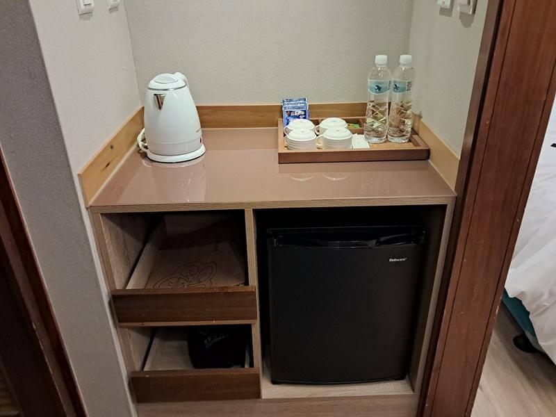 臺南家新大飯店客房內的冰箱與茶水區