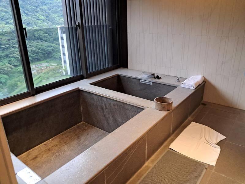 房間內就有溫泉池