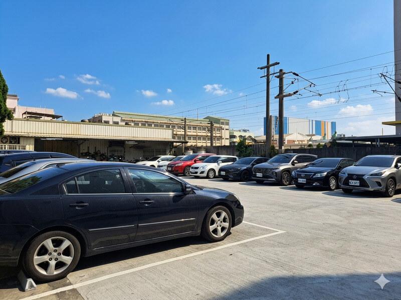 備有便利的用餐遊客免費停車場