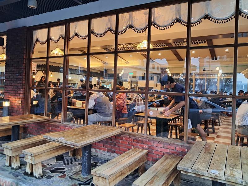 戶外也有座位區