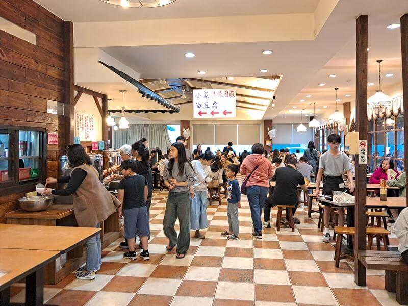 老皮牛肉麵的店內用餐空間很大