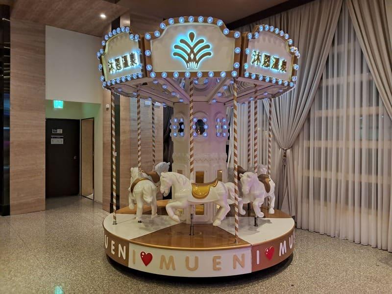 大廳旁的旋轉木馬