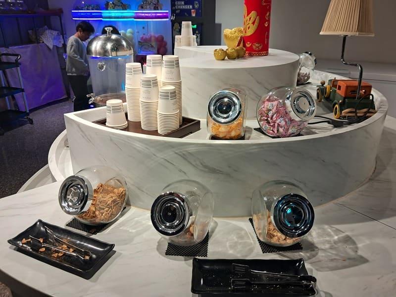 零食吧檯的食物可以自由取用