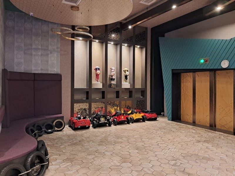 沙發後方就是玩具車區