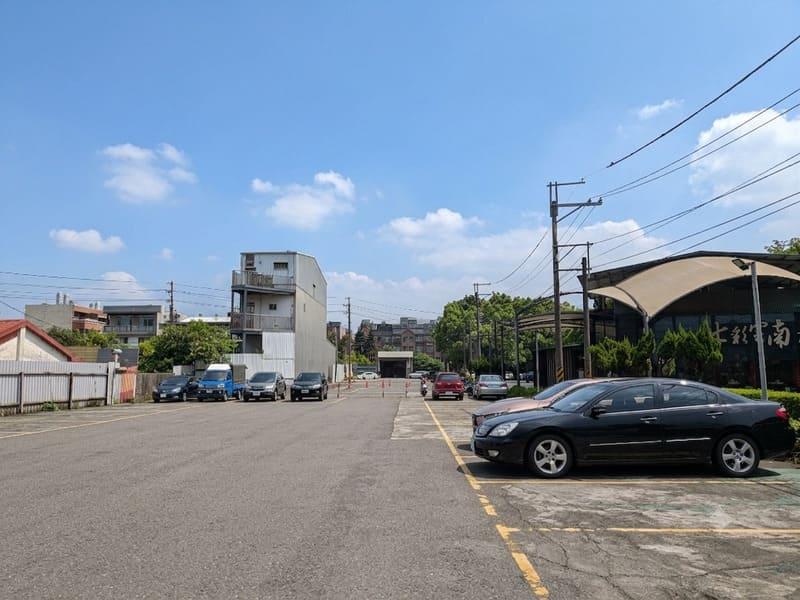 我家小館設有很大的免費停車場,用餐超方便