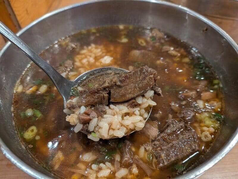 湯頭與肉塊基本上都跟紅燒牛肉麵是一樣的